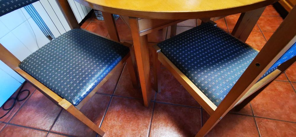 Mesa extensível e 4 cadeiras