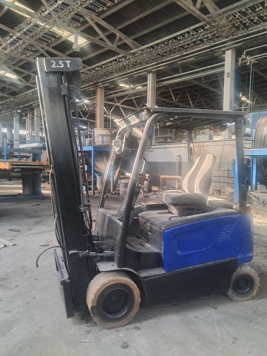 Empilhador doosan 2.5t