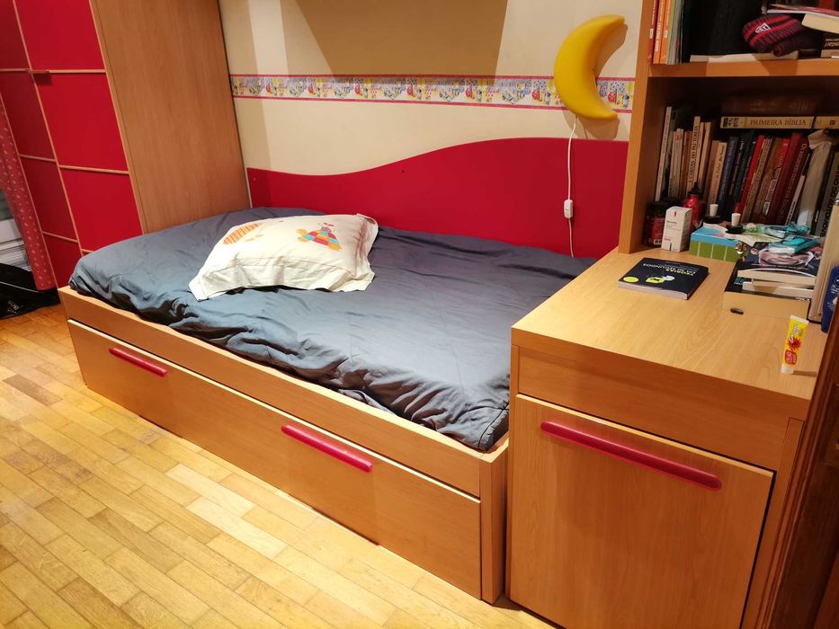 Conjunto Quarto (2 Camas + Sapateira c/Estante + Secretária + Armário)