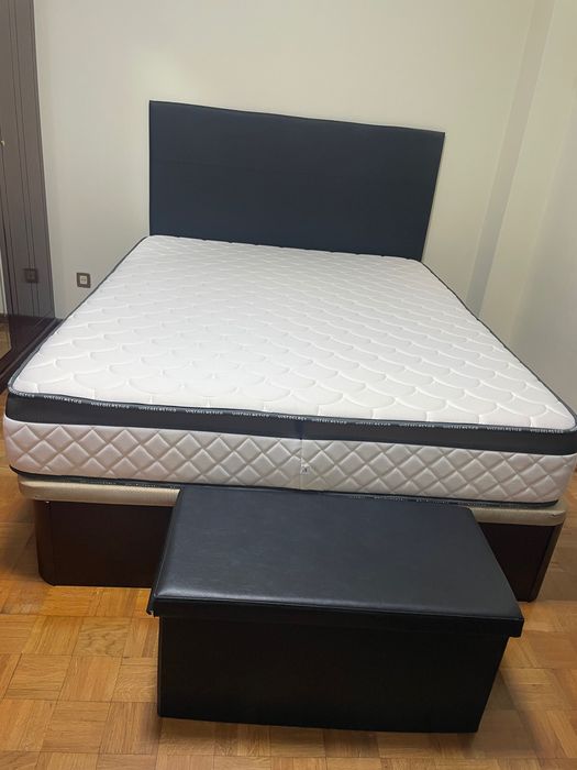 Cama de casal com arrumo