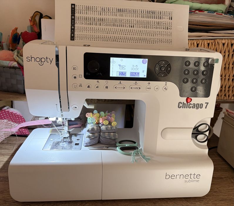 Maquina de costurar e bordar bernette Chicago 7