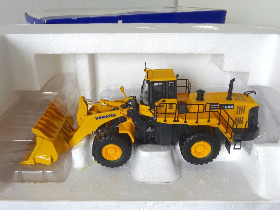 1:50 Universal Hobbies Komatsu WA600 Carregadora