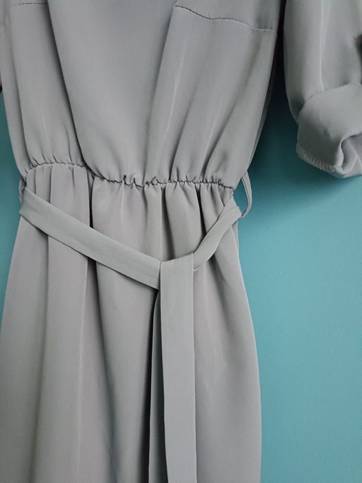 Szara sukienka z paskiem