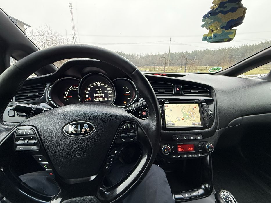 Kia proceed 1,6 gdi klima navi asystent kamera led xenon