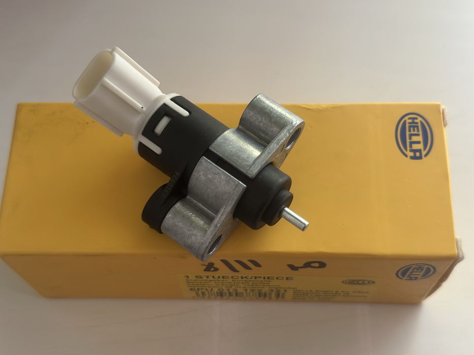 На датчик импульсов положения коленвала HELLA  артикул 6PU 013 122-321
