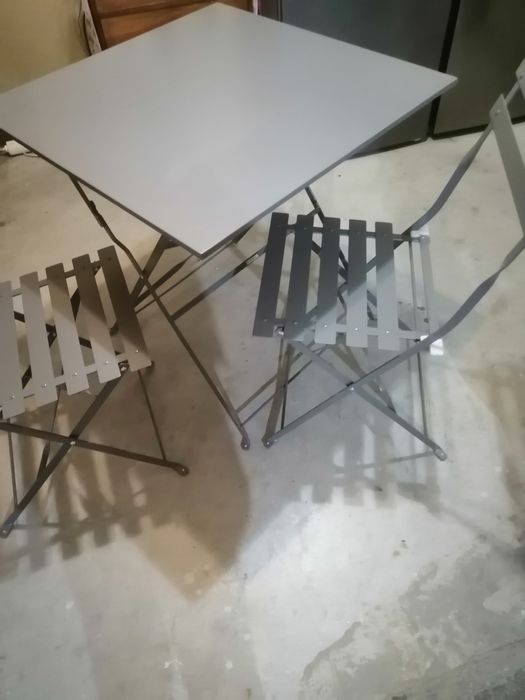 Vendo mesa em ferro pintado com duas cadeiras.