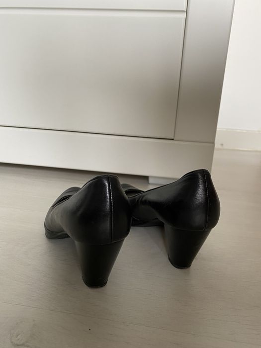 Czarne buty na niskim obcasie skóra naturalna ryłko 36
