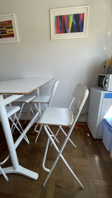 Mesa Alta com 4 cadeiras