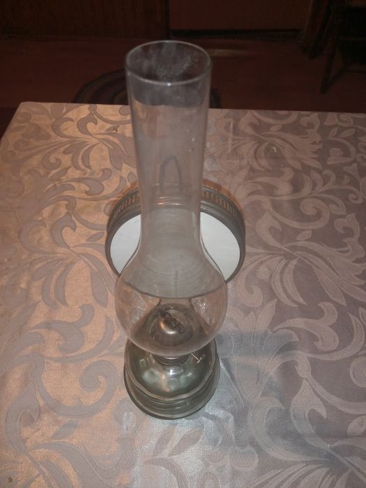 Lampa naftowa z epoki PRL-u