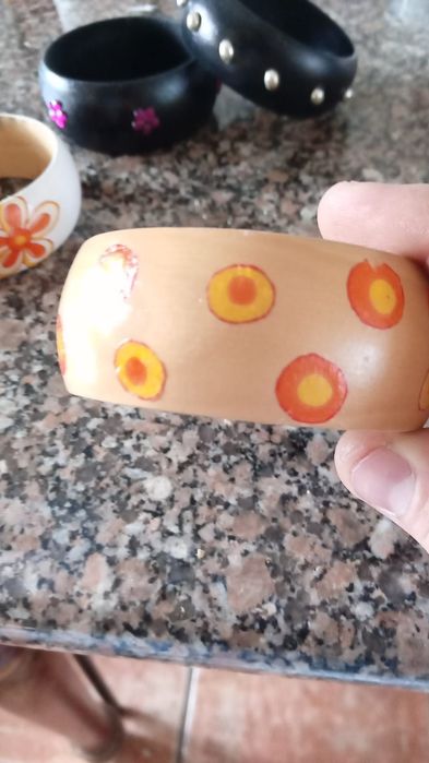 Pulseiras em madeira pintadas a mão