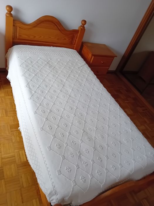 Cama individual e mesa de cabeceira