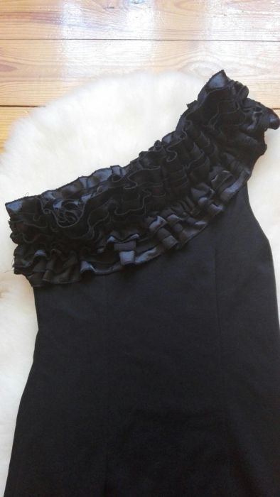 Klasyczna mała czarna elegancka sukienka model na jedno ramię rozm. S