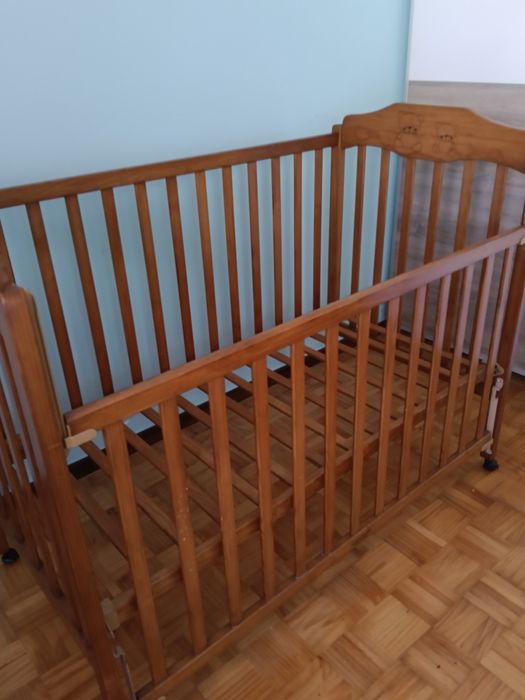 Cama de bebe de madeira