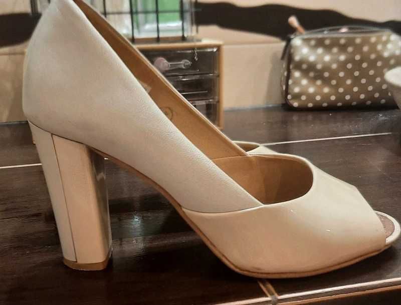 Buty na obcasie Darbut skórzane, rozmiar 39