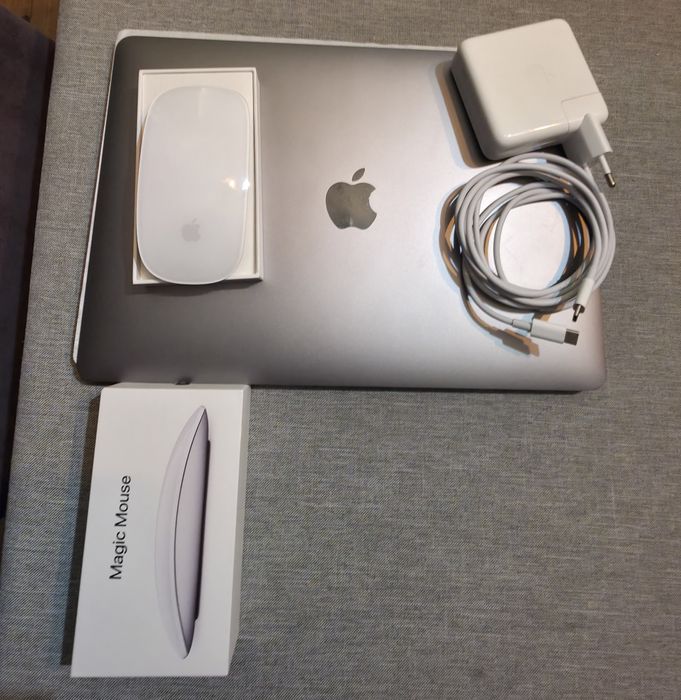 MacBook Pro 13” 2022 – mało używany + myszka Apple + etui
MacBook Pro