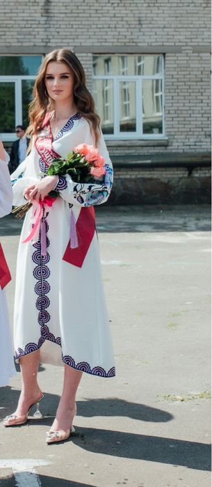 Вишита сукня в українському стилі