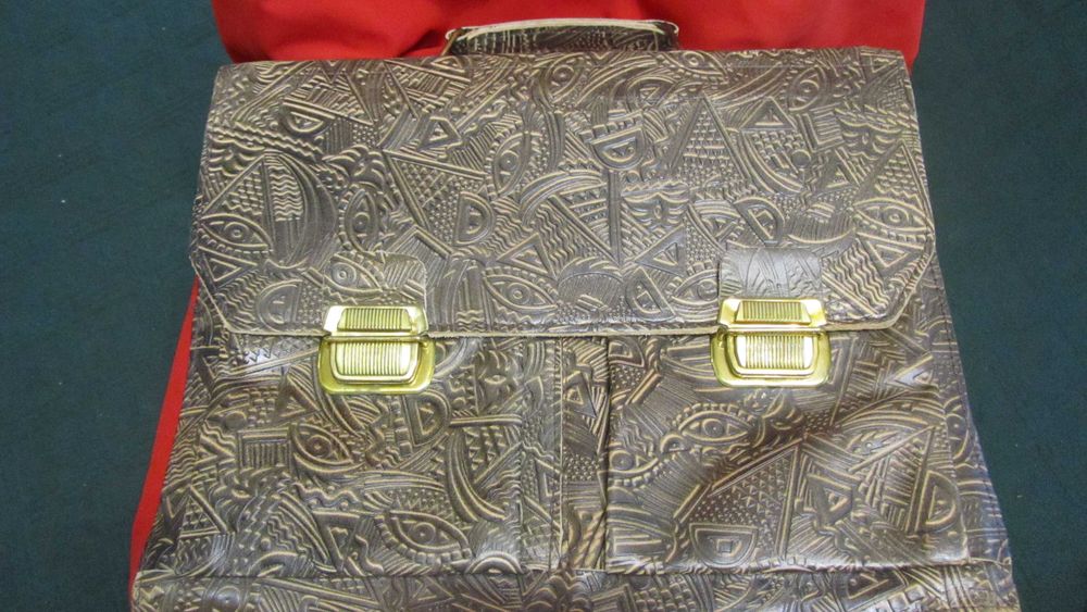 Портфель,толстая,тисненная кожа.