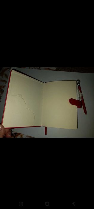 Diário vermelho com caneta, Flying Tiger