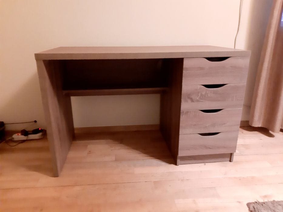 Письменный стол серо*бежевого цвета  .              Размер