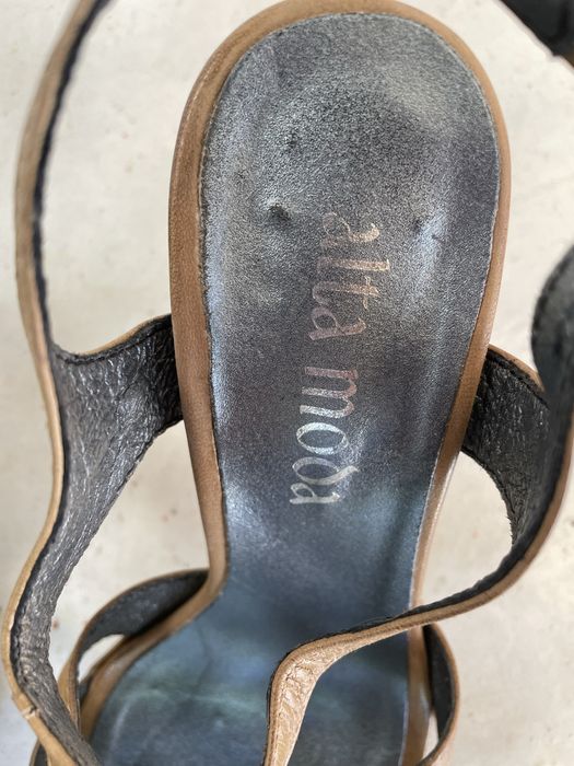 Sandália de salto em pele