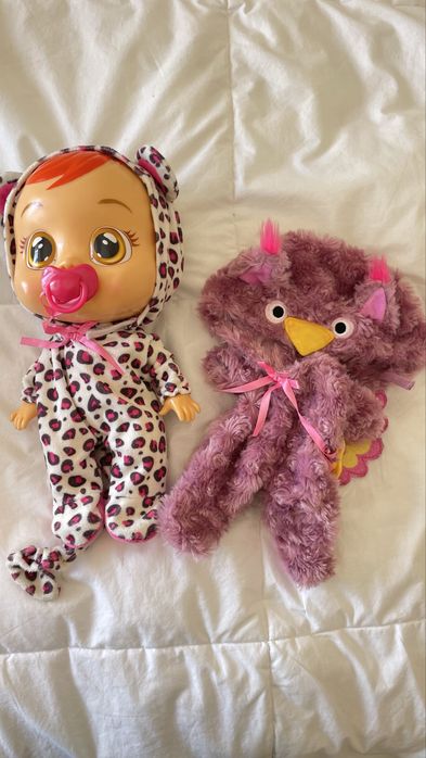 Boneca Cry Babies com 2 roupas inclusas