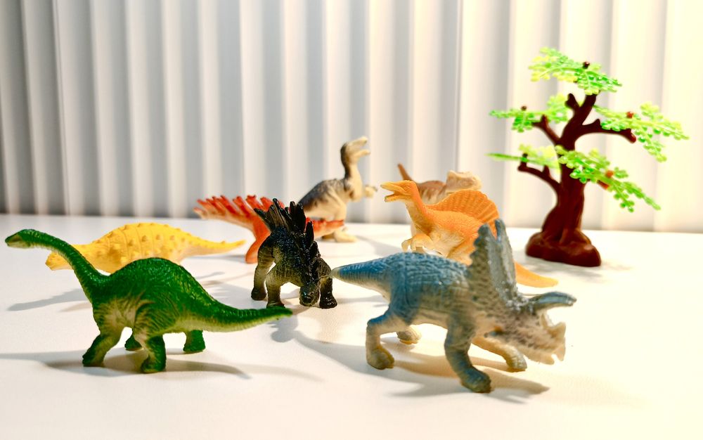 Zestaw 9 figurek (8 dinozaurów + drzewo)