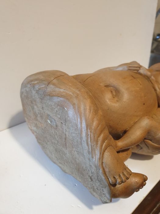 Antiga e rara escultura de Mãe Buda em madeira esculpida