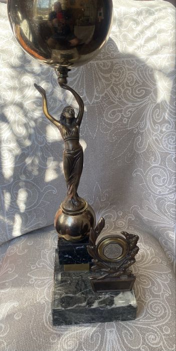 Кубок жінка з перемогою