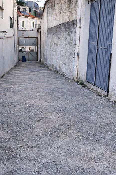Espaço para Oficina/Armazém/Garagem/Outros – 250 m² com logradouro privado e acesso direto à rua.