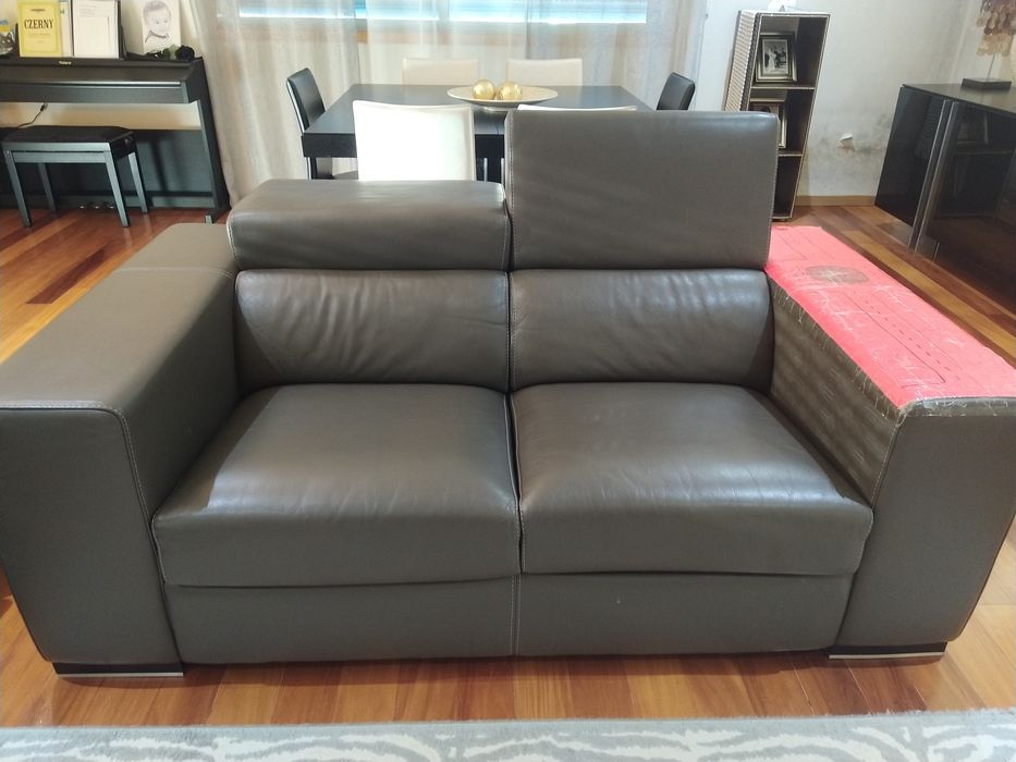 2  Sofás em pele genuína + mobília de sala