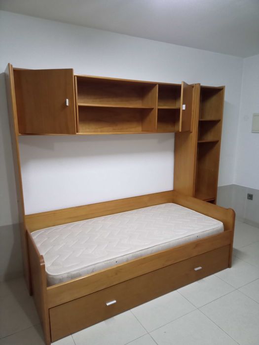Cama dupla com estante incorporada em perfeitas condições