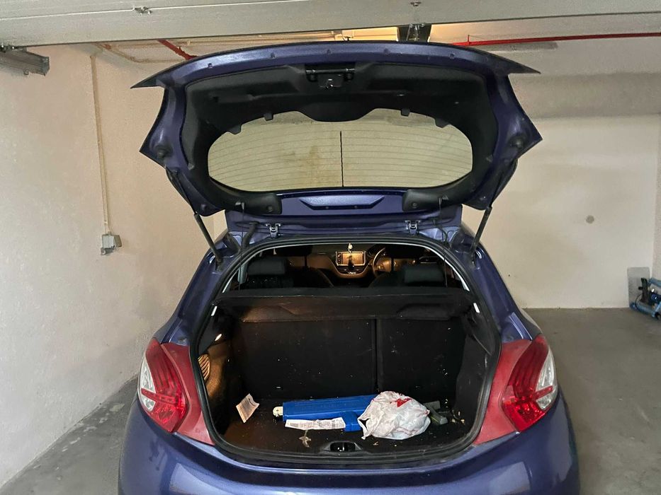 Peugeot 208 volante à direita (right hand drive)