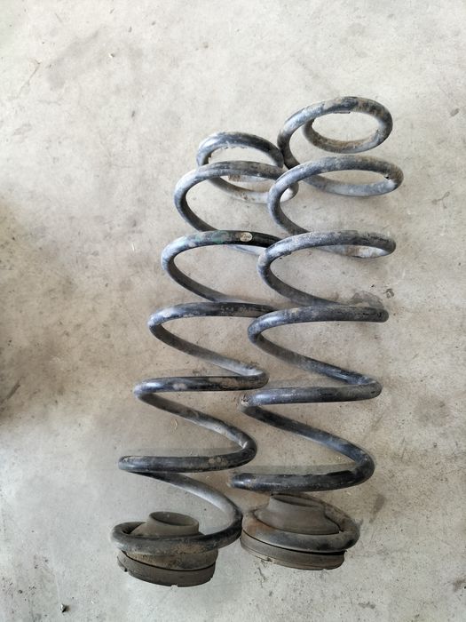 VW Bora sedan amortyzatory sprężyny tył tylne KOMPLET i inne