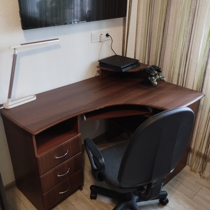 Кутовий комп'ютерний столик