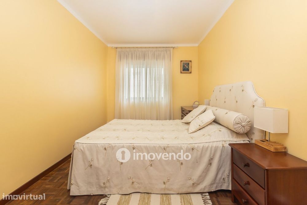 Apartamento T2 com áreas generosas e varanda, em Setúbal