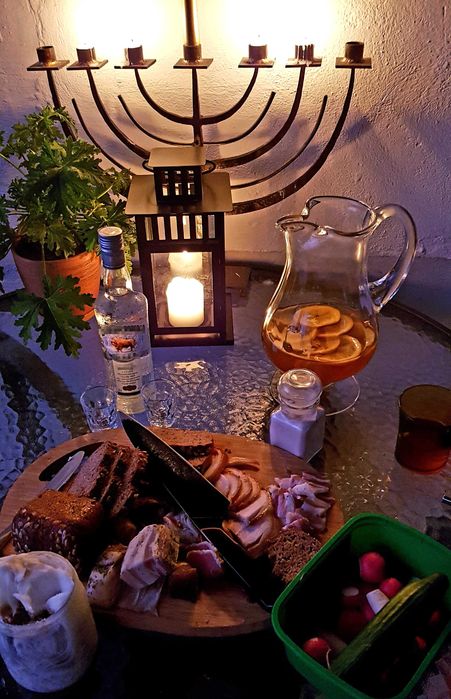 Grzana bania/jacuzzi, wiata z ogniskiem, grillem, wyżywienie.