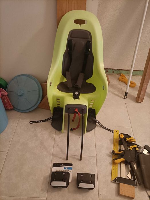 Porta-criança para bicicleta Decathlon con dois conjuntos de fixação