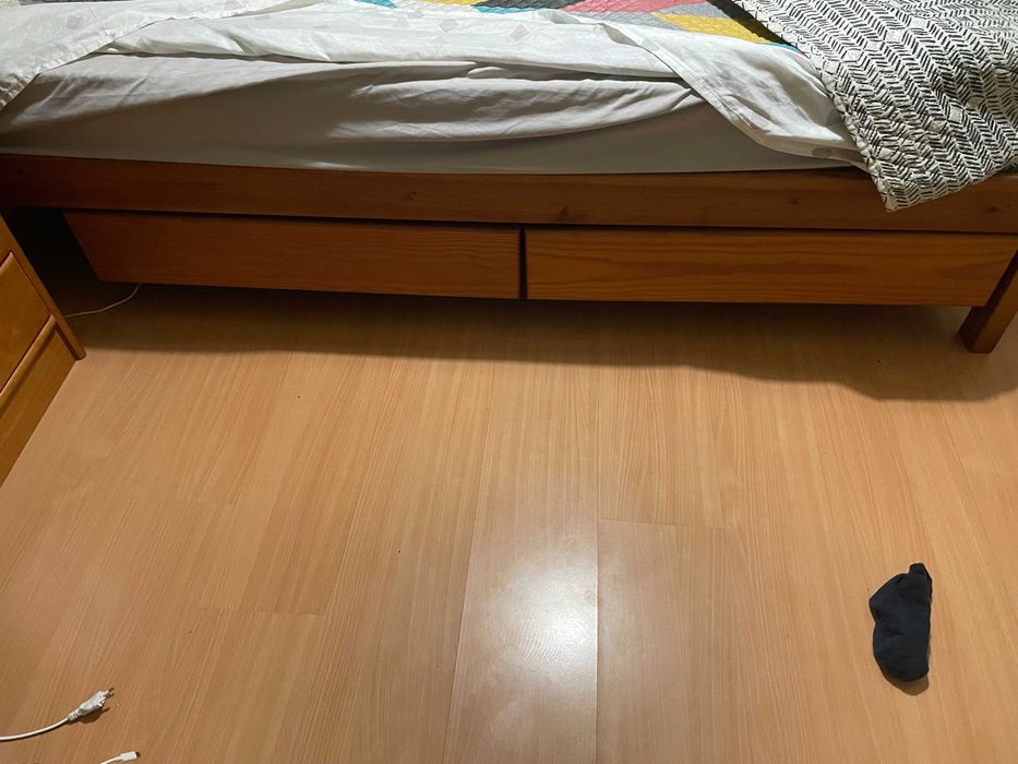 Cama de solteiro com colchão e mesa cabeceira, madeira maciça