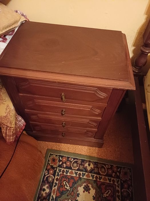 Cama de casal e mesas cabeceira