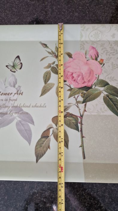 Tabuleiro de mesa com flores