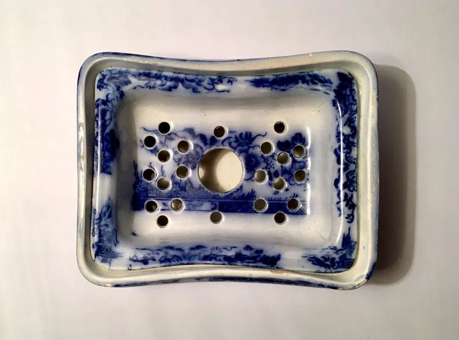 SABONETEIRA - antiga - motivos naturalistas em branco e azul