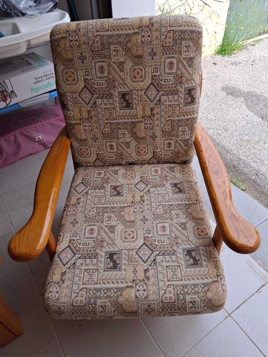 Conjunto de sofás estilo praia, estrutura em madeira com almofadas