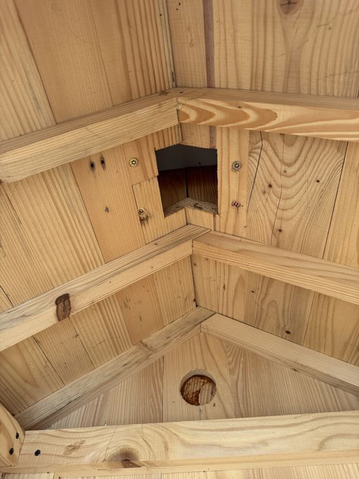 Wędzarnia drewniana - solidna na nogach - eleganckim daszkiem