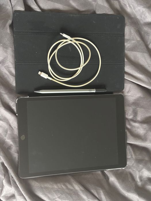 iPad 9th generation 64G + rysik zagg + kabel