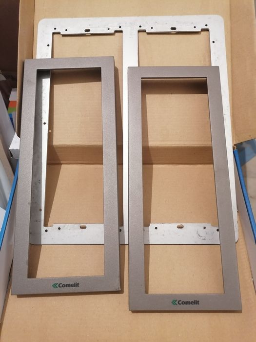 Molduras de 3 Módulos Vídeo Porteiro Comelit