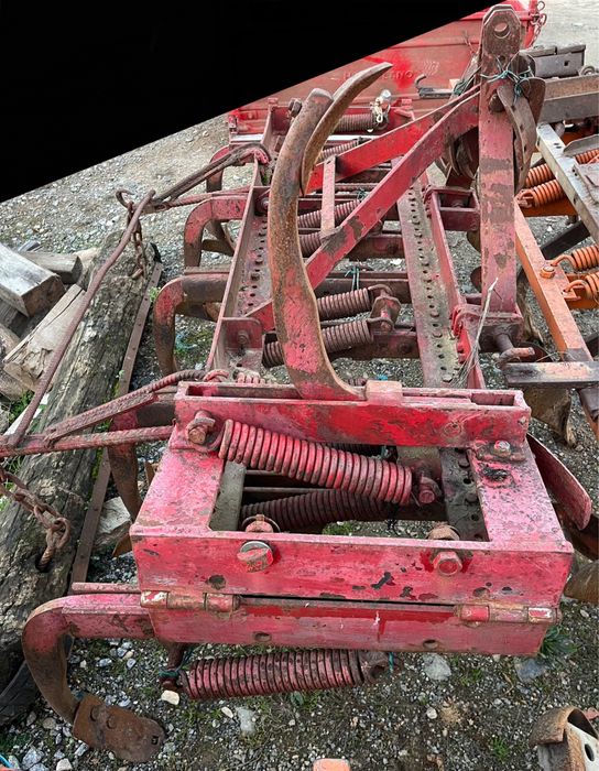 Várias alfaias agrícolas