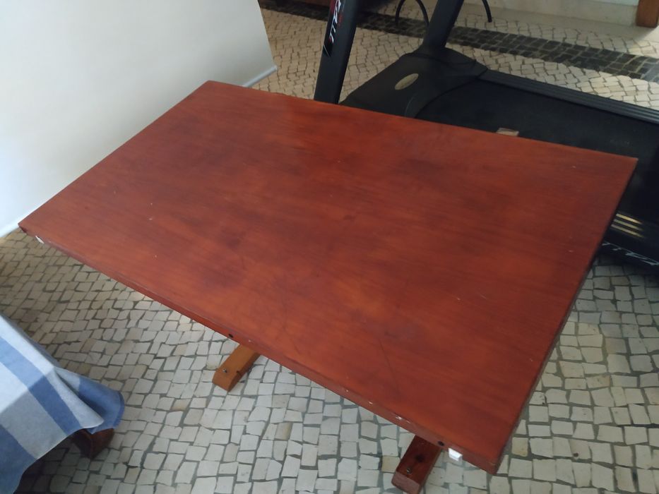 Mesa de cozinha ou exterior, estrutura impecável