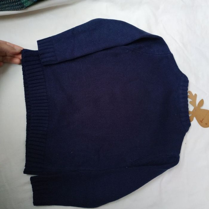 Свитер  новогодний с оленем очень красивый можно в школу