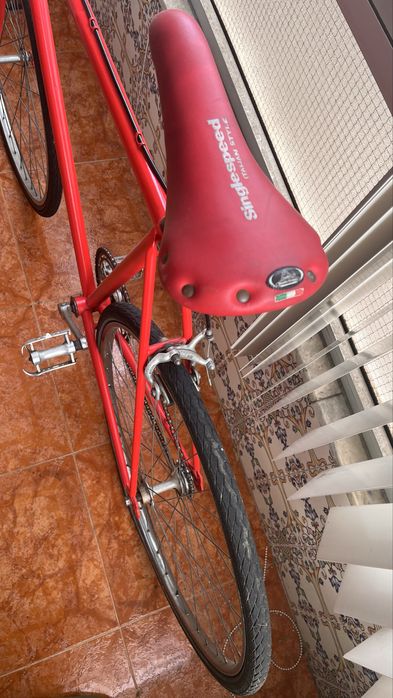 Bicicleta urbana vermelha – marcha única