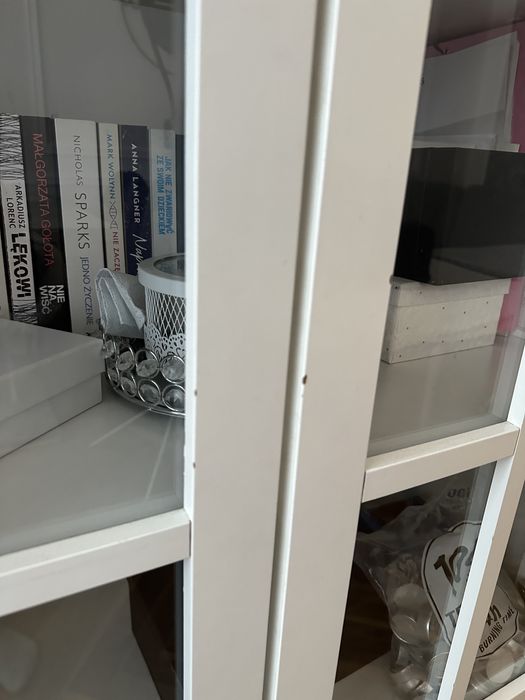 Biała witryna jysk